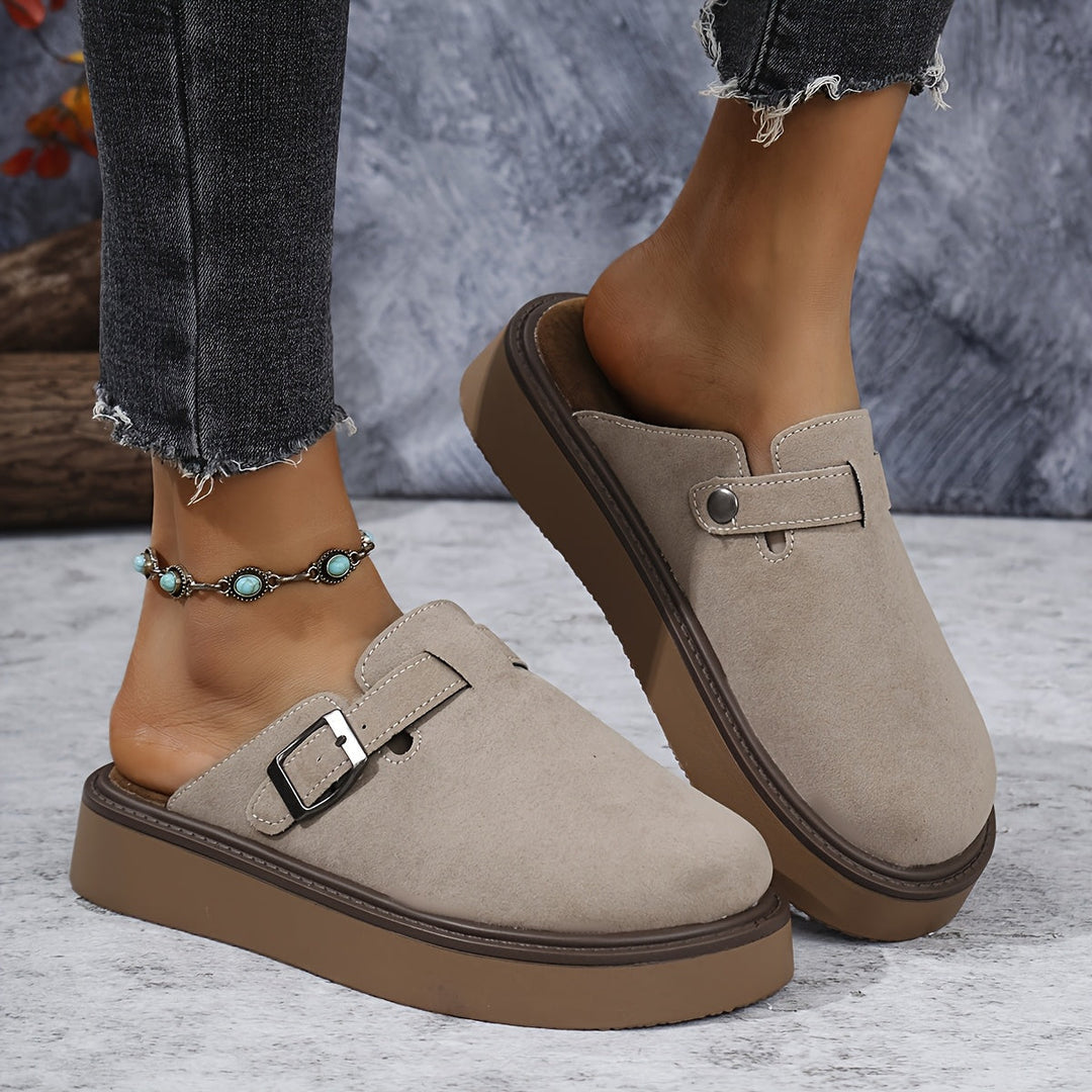Chic women's platform clogs, blending comfort with contemporary fashion.