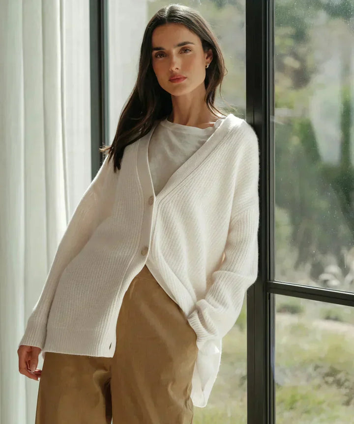 Soft knitwear cardigan for women, an elegant long-sleeve top ideal for casual chic and layering.