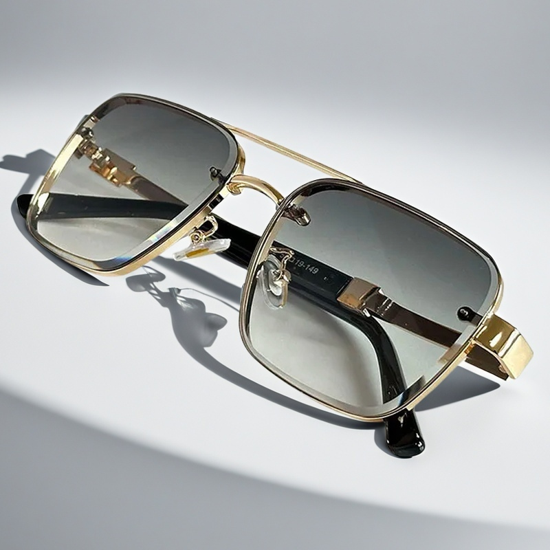 Stylish squared frame sunglasses, gradient lenses, lightweight and elegant for any summer look.