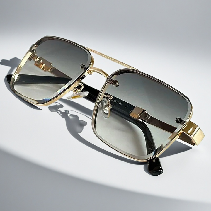 Stylish squared frame sunglasses, gradient lenses, lightweight and elegant for any summer look.
