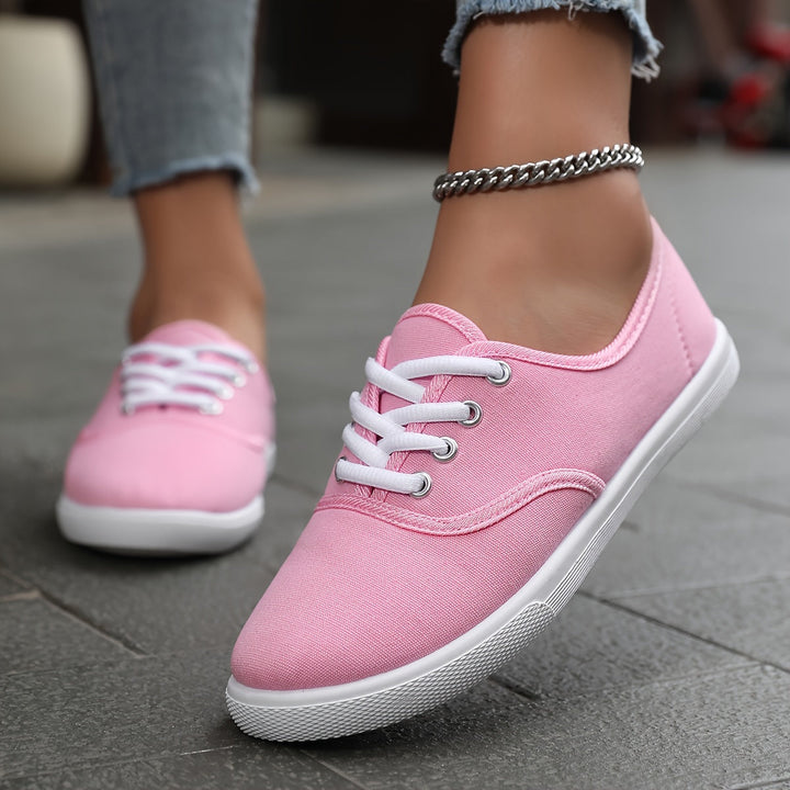 Athletic casual women's low-top lace-up sneakers, combining comfort and everyday style.