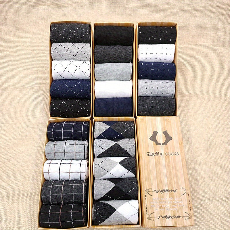 Comfortable men's one-size checked socks, ideal for everyday fashion.