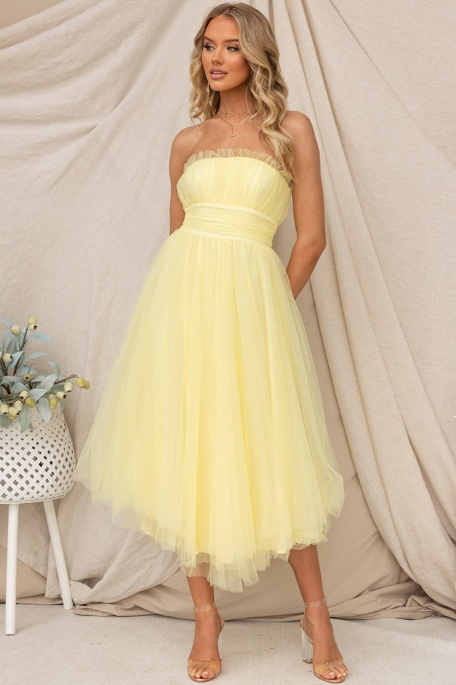 Elegant women's strapless maxi dress. Perfect for weddings, galas, or special occasions. Flattering fit.