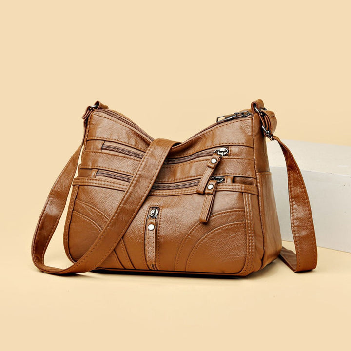 Spacious women's vintage bag, a stylish and comfortable shoulder accessory.