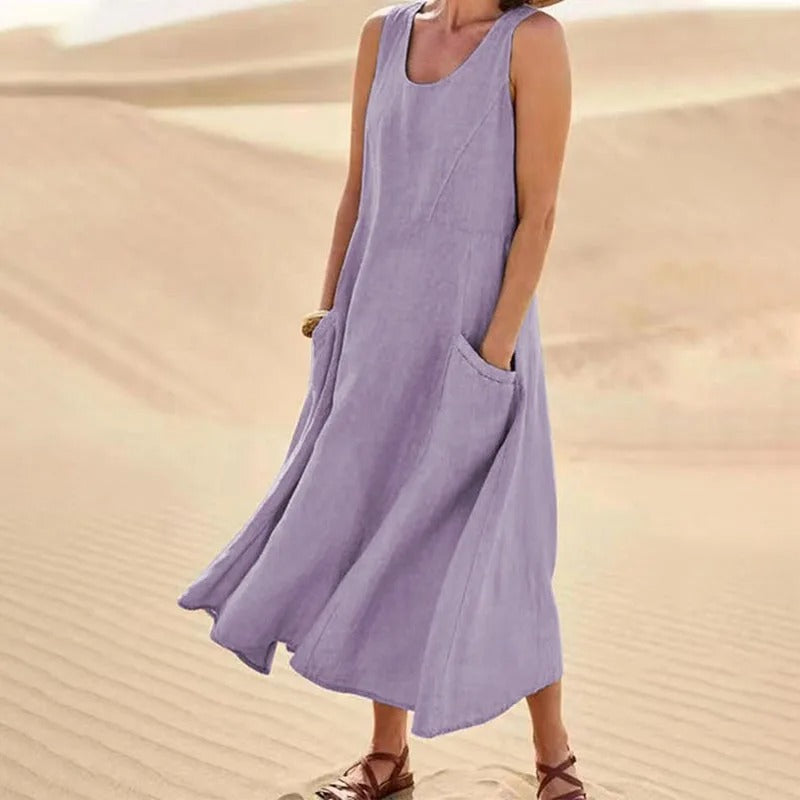 Vacation-ready women's sleeveless dress, comfortable, with pockets; ideal for relaxed summer days.
