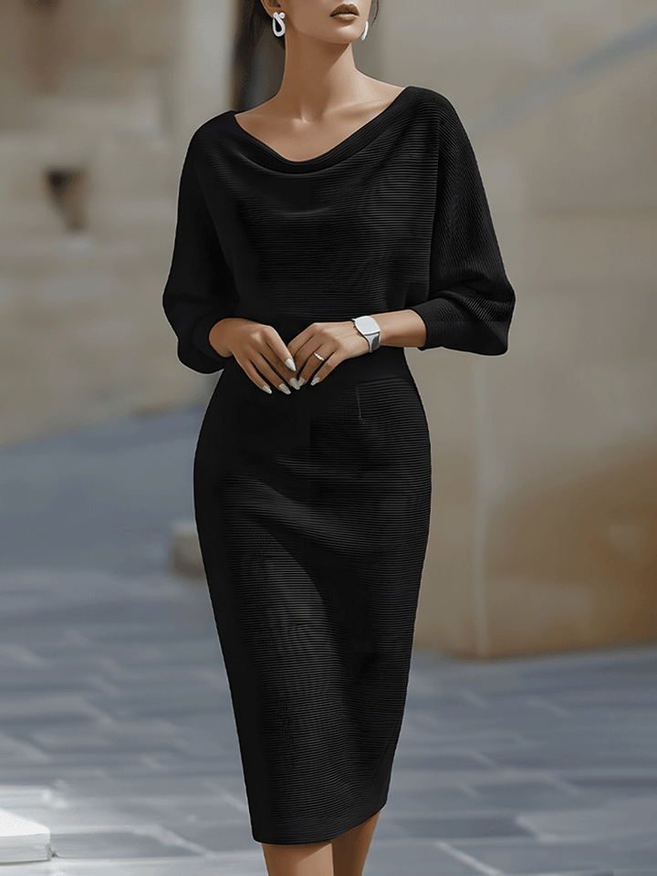 Chic ladies' flowy midi dress, round neck & batwing sleeves, ideal for comfortable occasion wear.