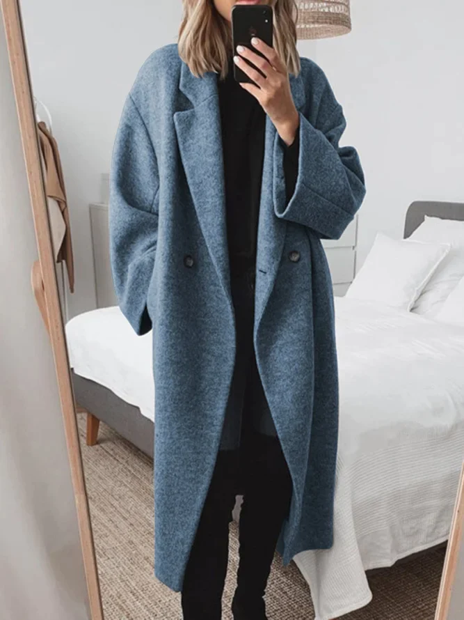 Stylish women's tailored winter overcoat, an elegant long coat for chic autumn fashion outerwear. Classic design.
