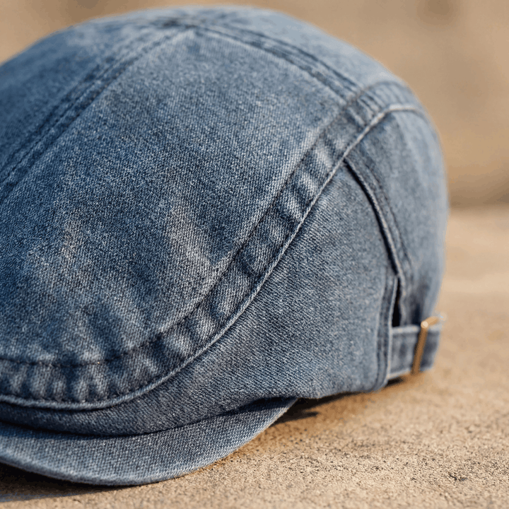 Versatile men's classic flat cap, ideal for everyday style or outdoor adventures. A fashion accessory.