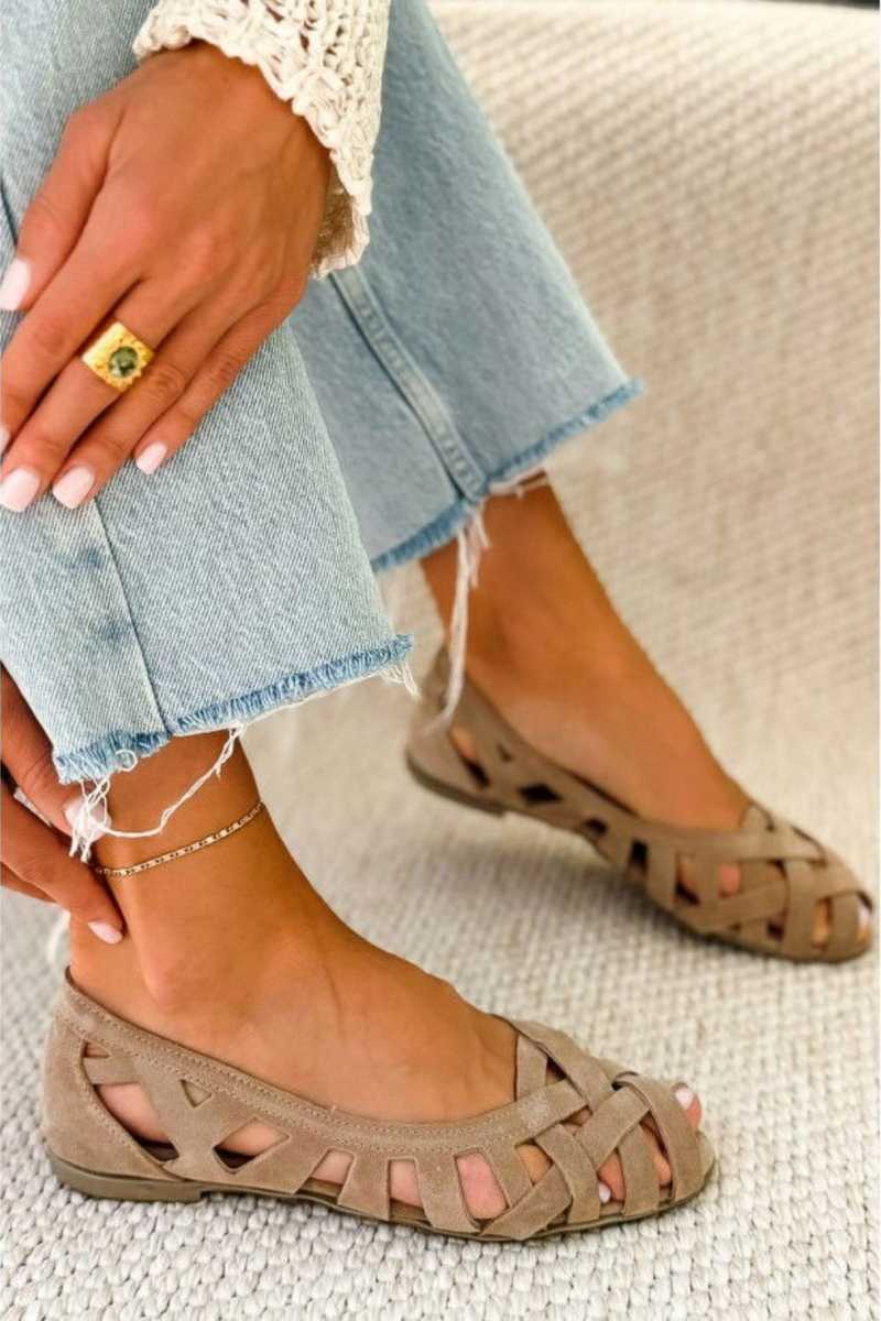 Women's casual flat open toe summer sandals featuring a supportive cross-strap.