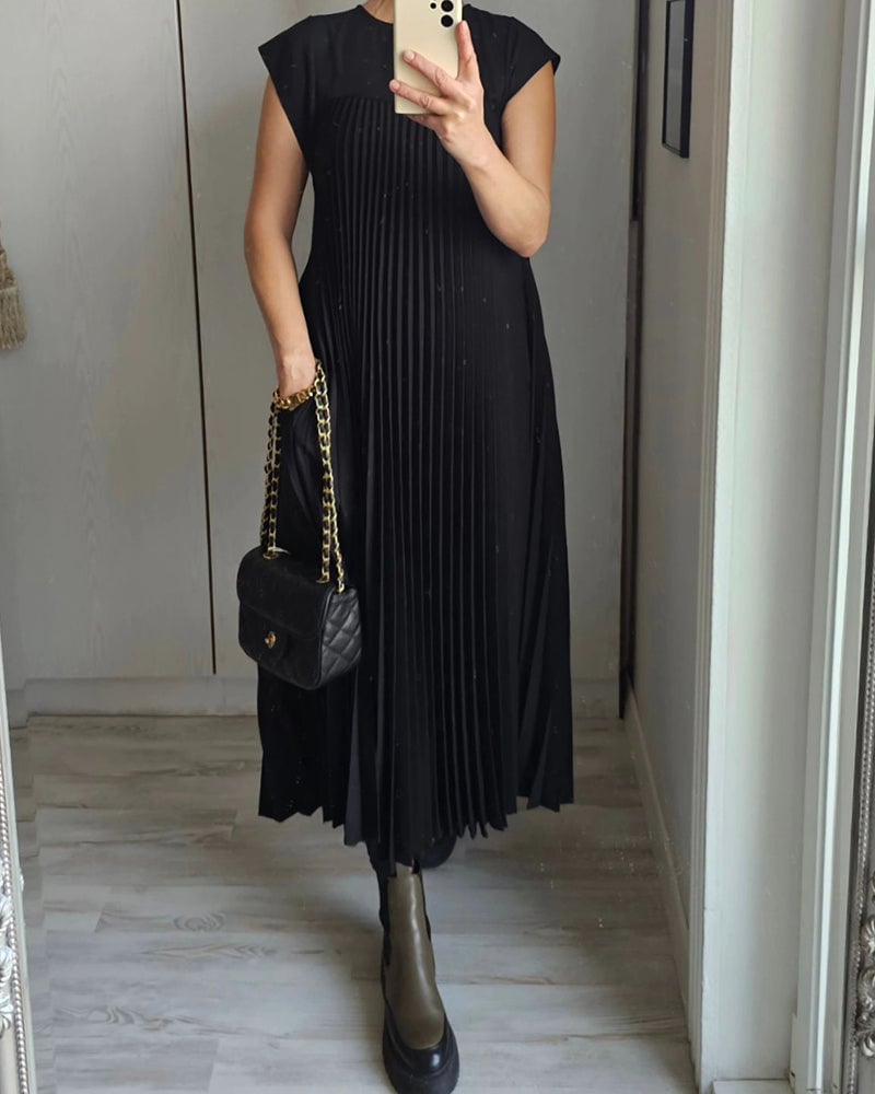 Summer fashion women's pleated dress. Elegant, sleeveless, and comfortable for daily wear.
