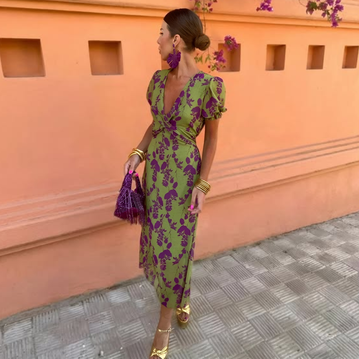 Elegant women's flowy maxi dress, ideal for spring & summer. Experience effortless comfort & chic vacation style.