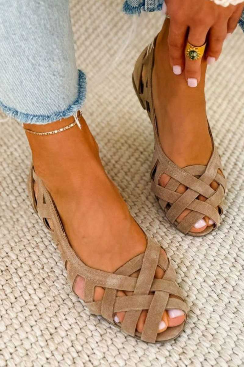 Stylish women's flat open toe cross-strap sandals, perfect for summer casual wear.