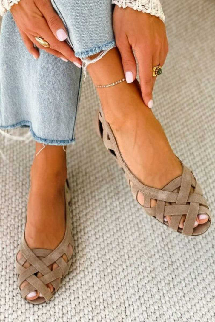 Lightweight women's flat open toe cross-strap sandals for ultimate summer comfort.