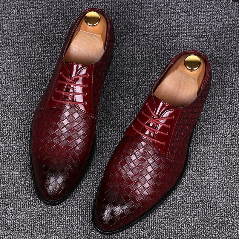 Classic black leather lace-up men's dress shoes with sleek silhouette & durable sole, ideal for versatile fashion.