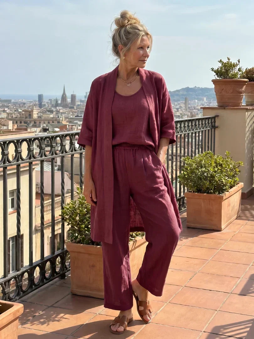 Stylish women's two-piece loungewear, relaxed fit for ultimate comfort and fashion.