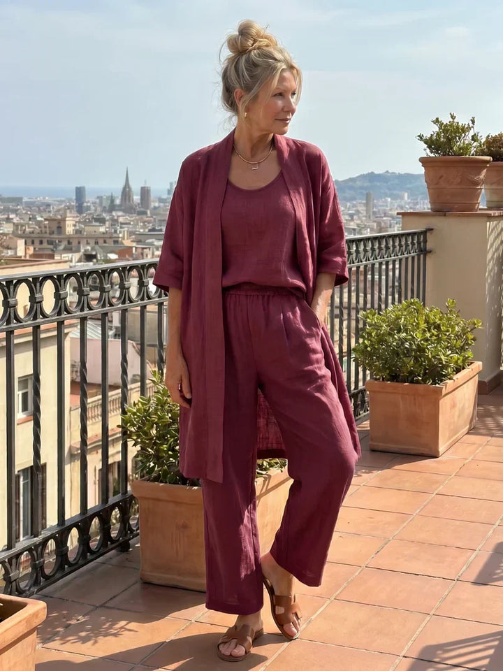 Stylish women's two-piece loungewear, relaxed fit for ultimate comfort and fashion.