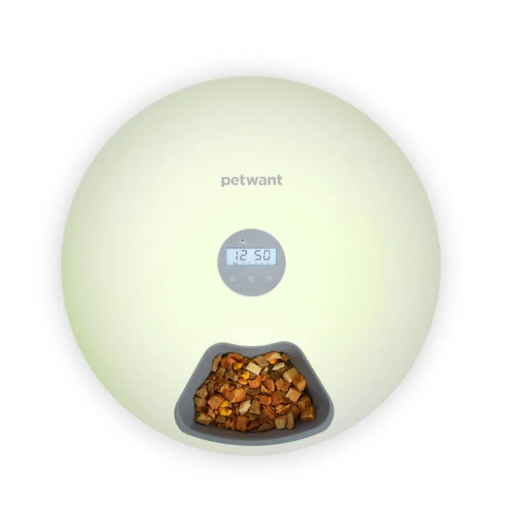 Automatic pet feeder for dogs and cats, delivering perfectly timed and portioned meals.