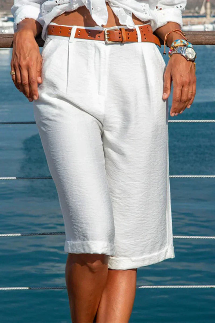 Chic women's Bermuda shorts for everyday casual style. Comfortable summer bottoms, versatile for any look.