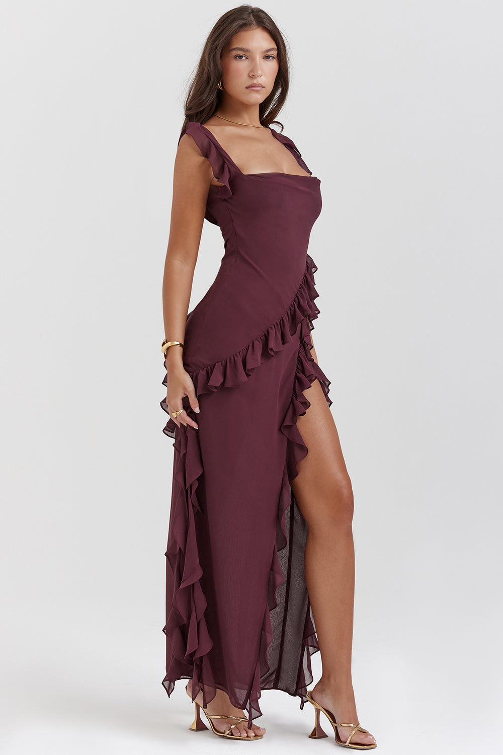 Chic women's midi dress with a comfortable fit and a flattering slit, ideal for summer parties or evenings.