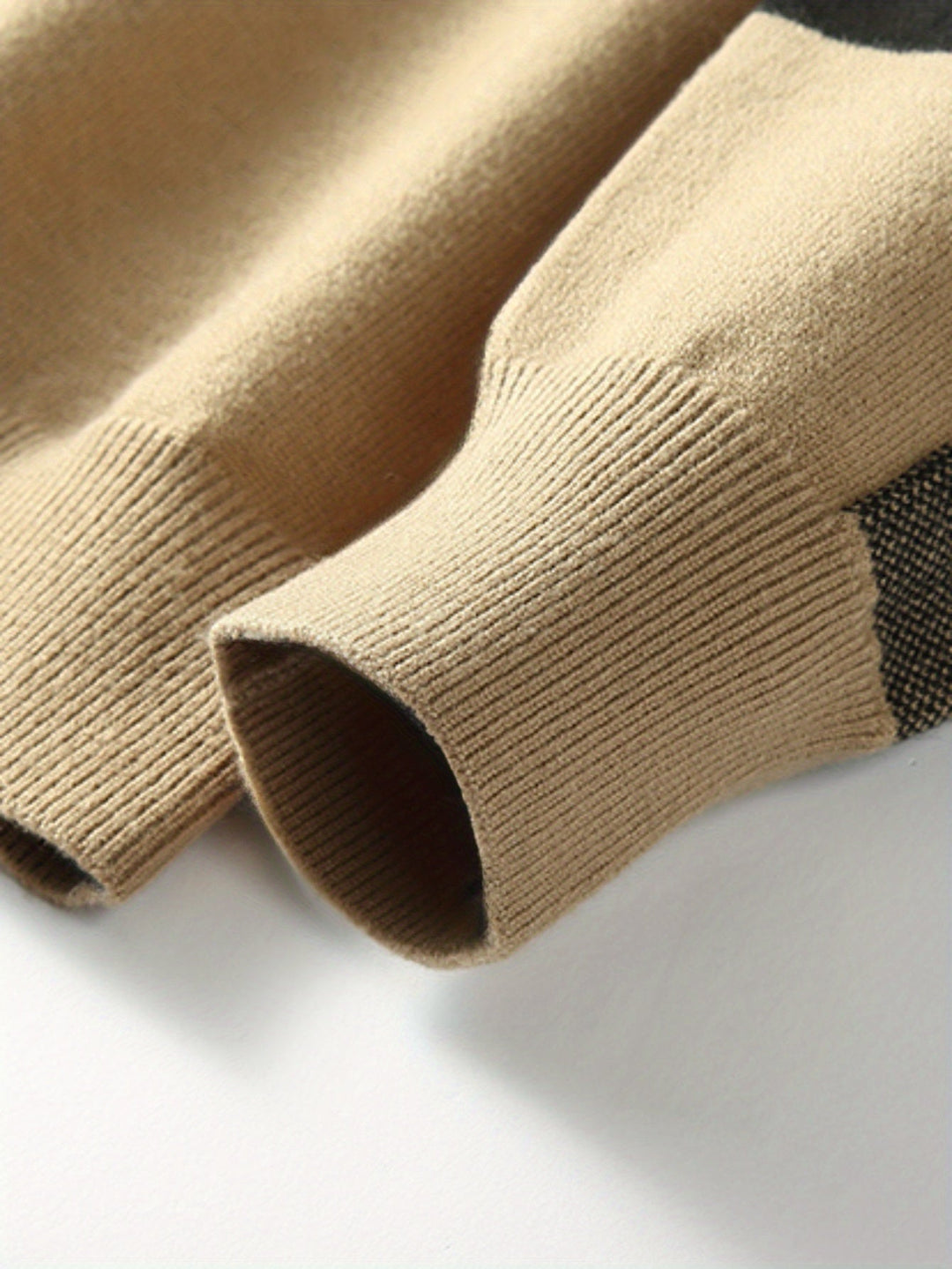 Everyday men's fashion: handcrafted button cardigan. Regular fit, long sleeve, for casual wear.