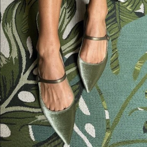 Elegant women's green pointed toe ballet flats with strap, comfortable flat shoes for versatile casual wear.