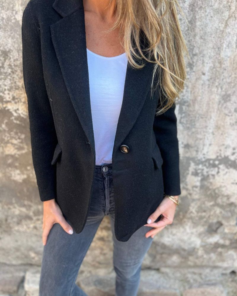 Sophisticated women's classic blazer in a tailored fit. Versatile fashion jacket for professional office wear.