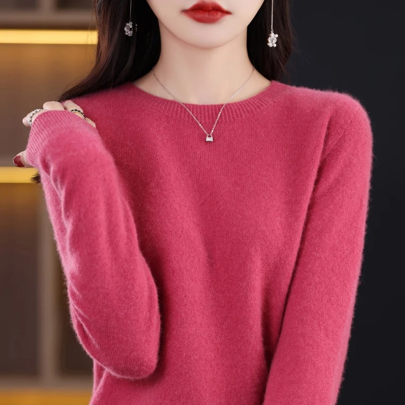 Warm and soft women's round neck knitwear, an elegant pullover ideal for casual chic.