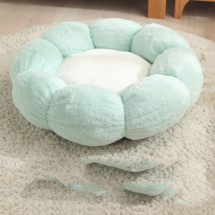 Plush flower basket kitten bed, an ultra-soft animal bed designed for cozy, deep sleep and maximum pet comfort.