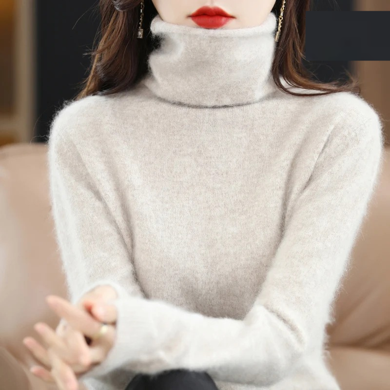 Fashionable women's turtleneck pullover, soft & cozy sweater for autumn-winter elegance.