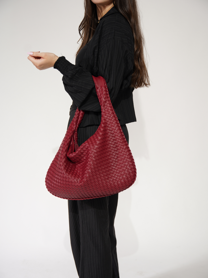 Sleek vegan leather shoulder bag for women. Practical & chic crossbody handbag.
