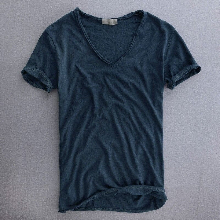 Classic women's short sleeve t-shirt, comfortable for everyday wear. Versatile round neck casual summer top.