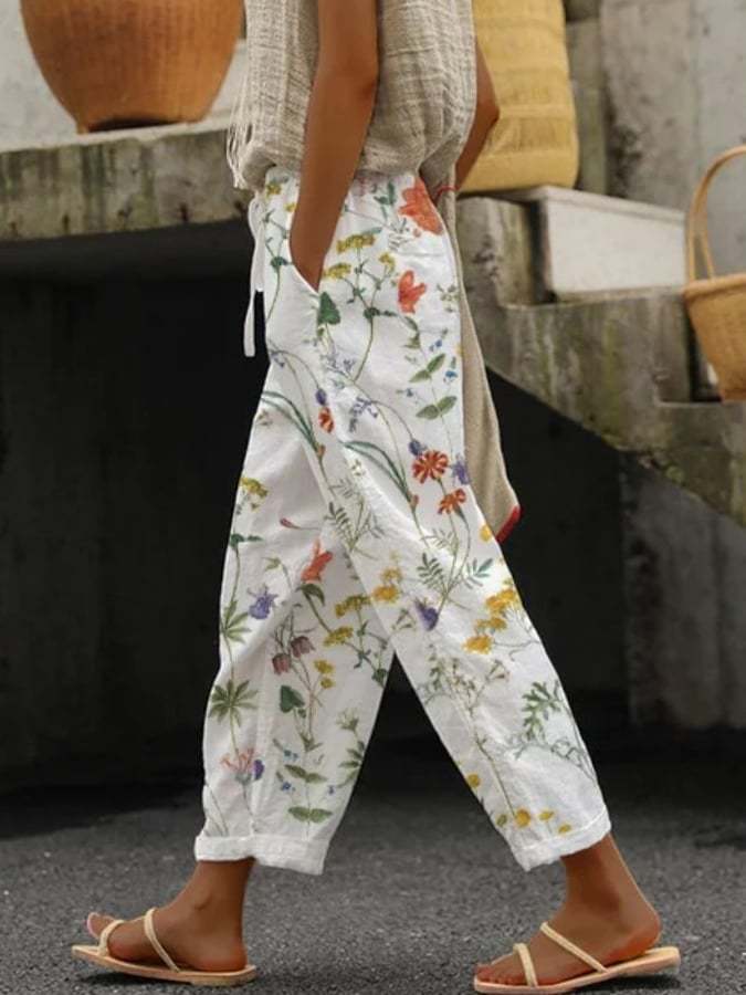 Elegant women's wide leg pants with a modern print, ideal for stylish summer fashion. Flowy and comfortable bottoms.