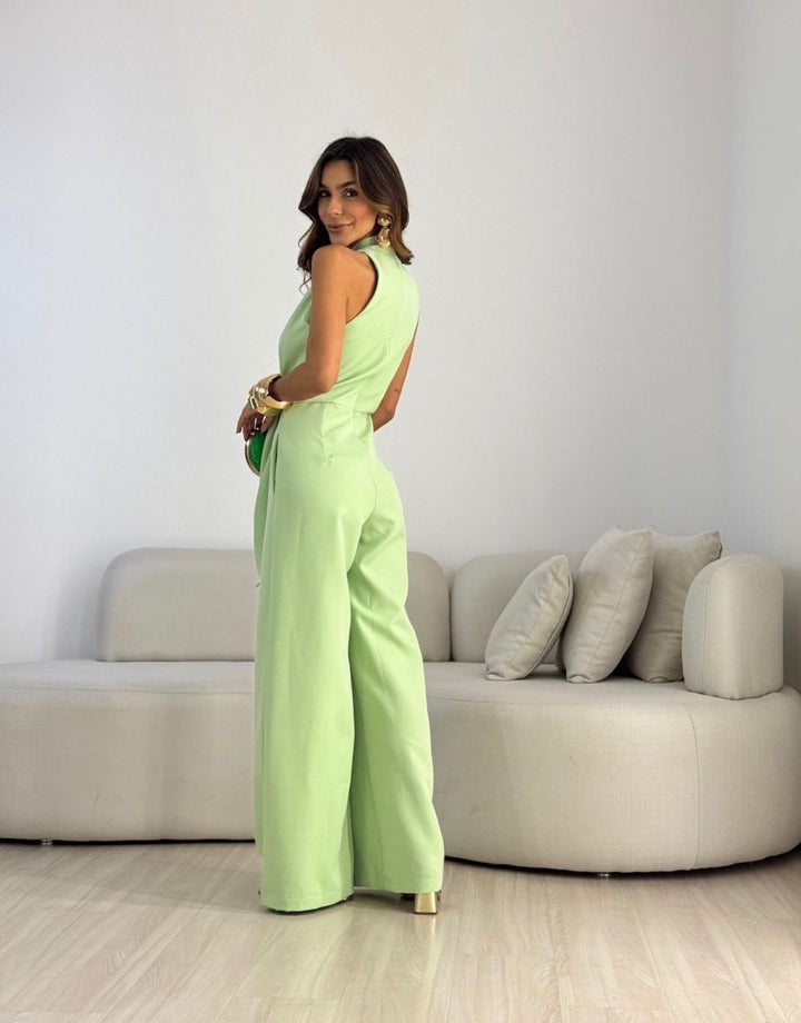 Chic women's sleeveless jumpsuit, offering a modern and flowing daytime chic look.