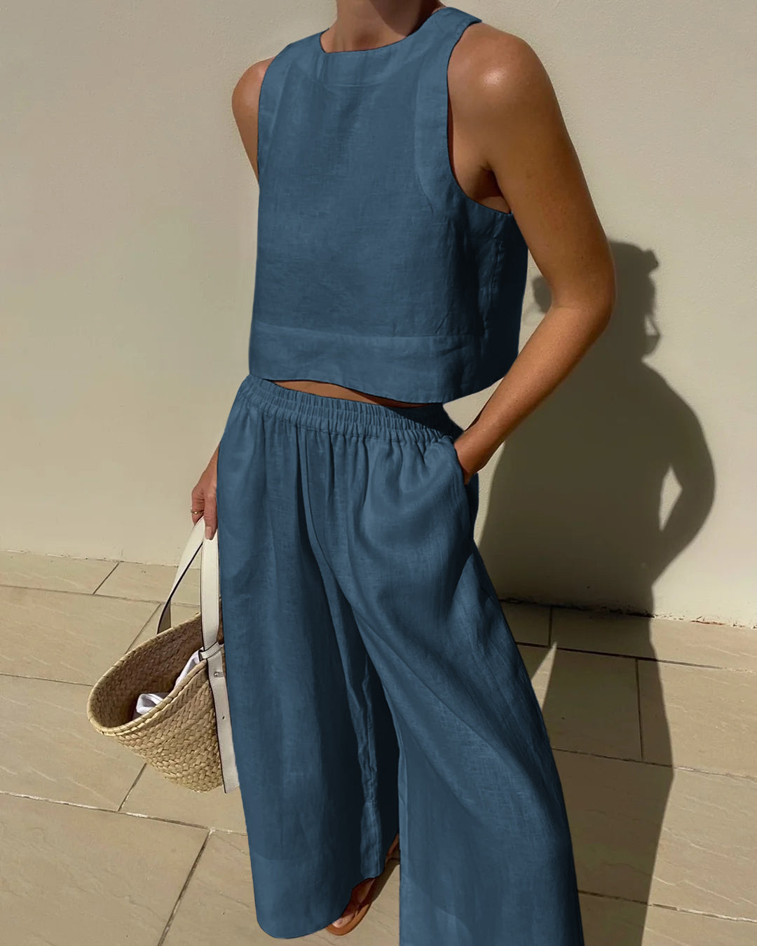 Stylish & comfortable women's two-piece set: a chic crop top paired with flowy wide-leg pants for any occasion.