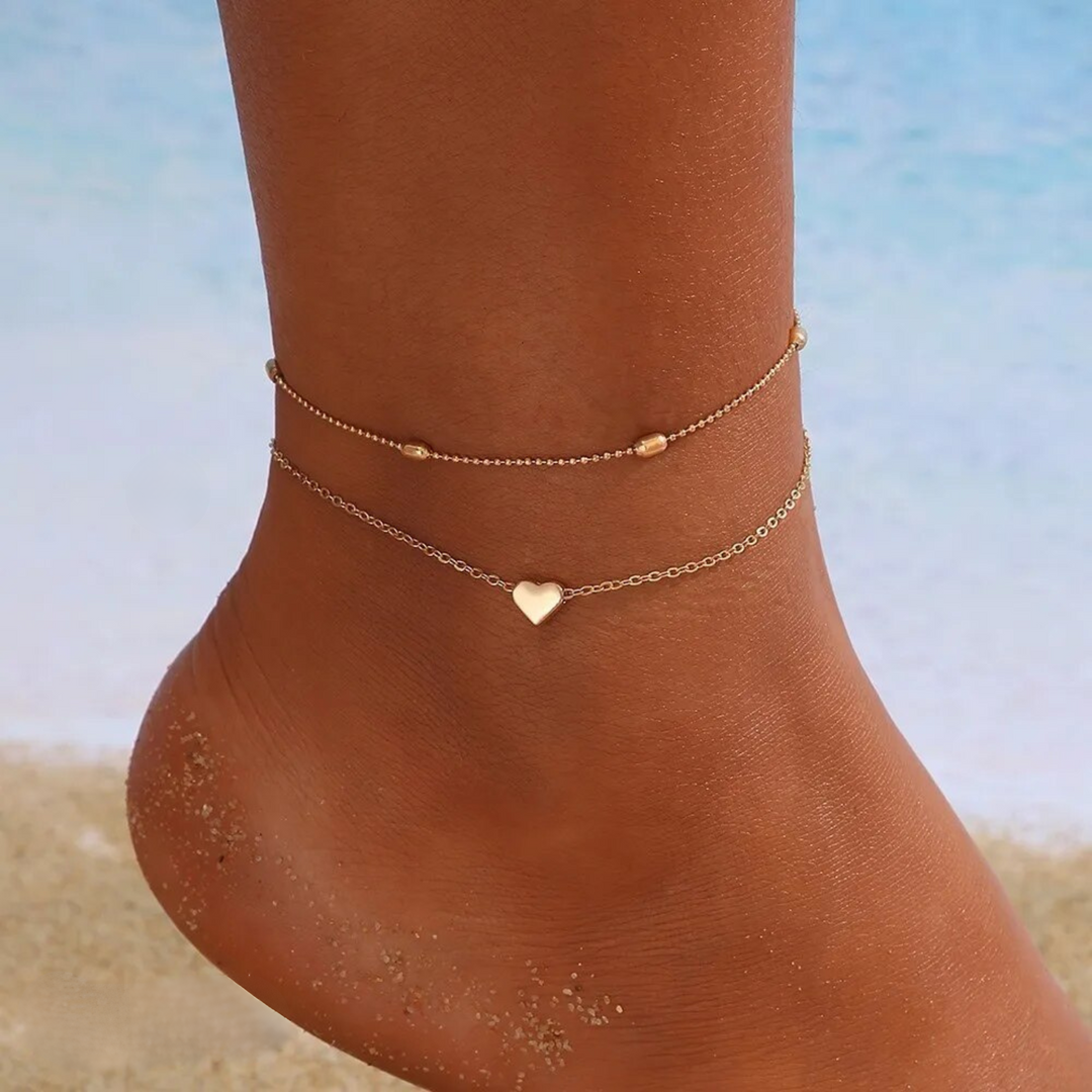 Elegant gold heart anklet for women, featuring a delicate love charm. Stylish foot jewelry, ideal romantic gift.
