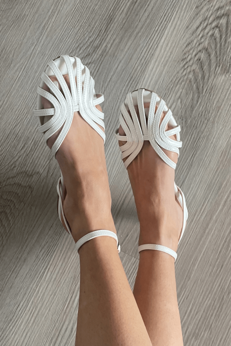 Versatile women's flat sandals, perfect for summer casual chic or elegant everyday wear.