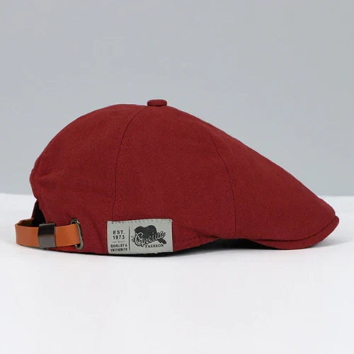 Stylish men's flat cap in an ivy design, featuring an adjustable buckle for comfortable, classic wear.