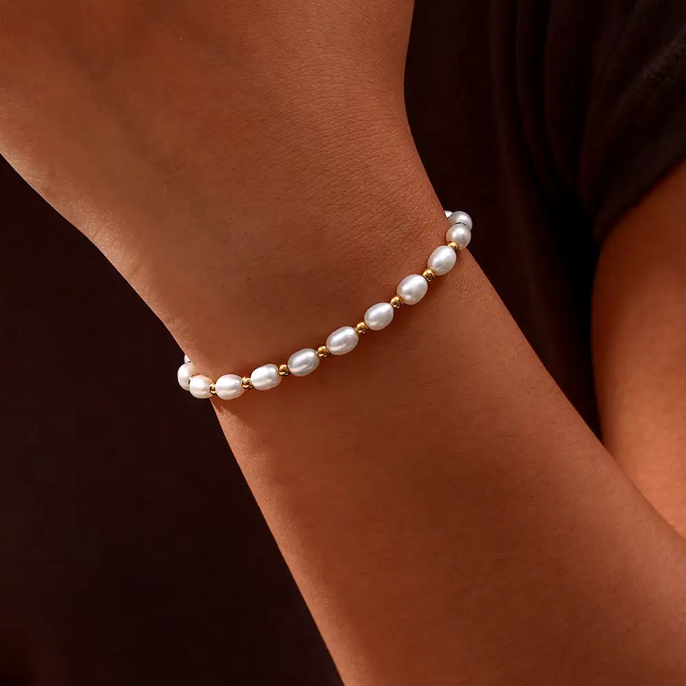 Luxurious gold bracelet for women featuring lustrous pearls, an elegant accessory and timeless gift.