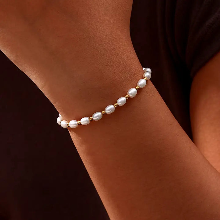 Luxurious gold bracelet for women featuring lustrous pearls, an elegant accessory and timeless gift.