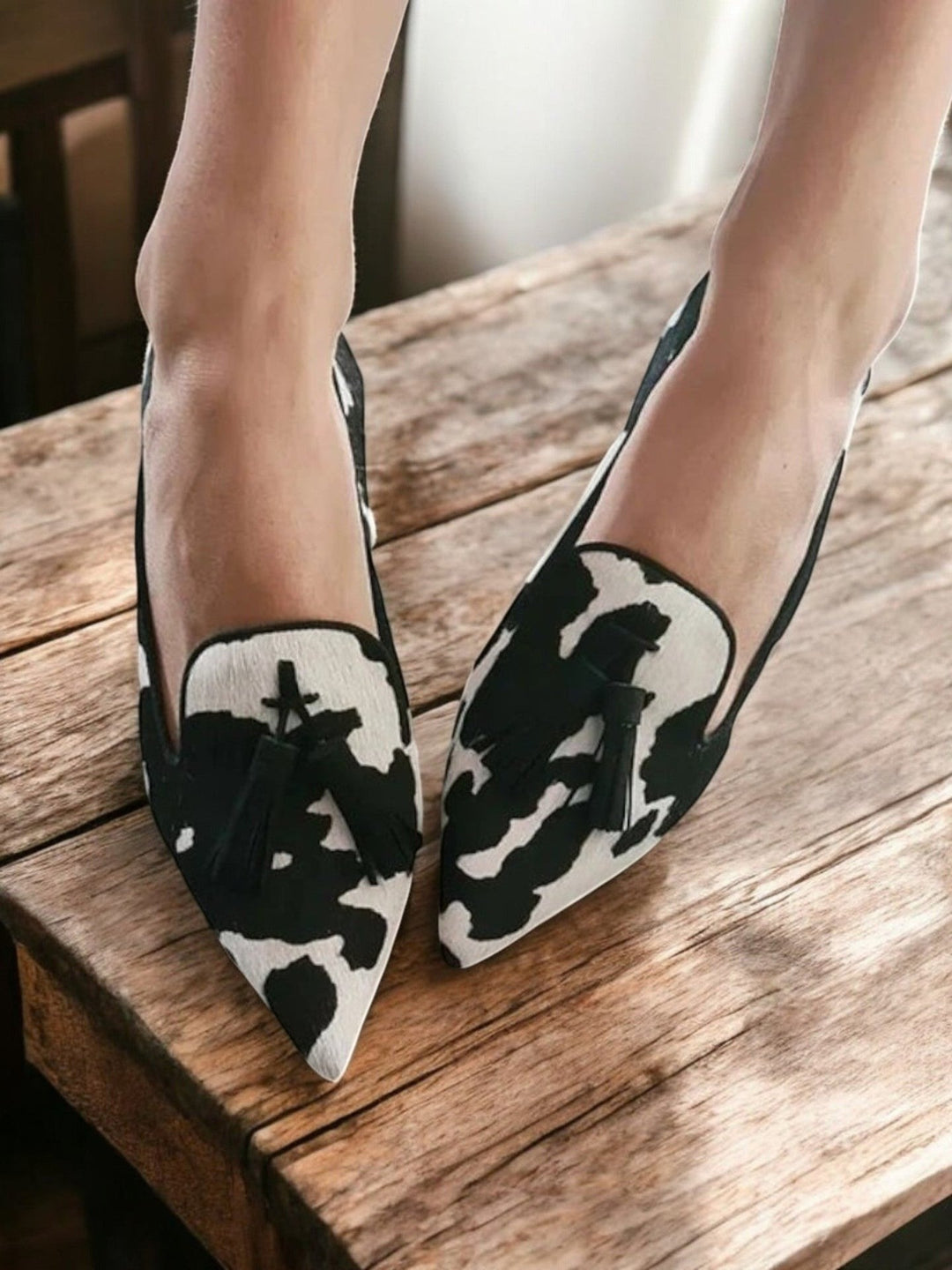 Chic women's patterned tassel loafers. Easy slip-on flat shoes for everyday wear and a fashionable look.