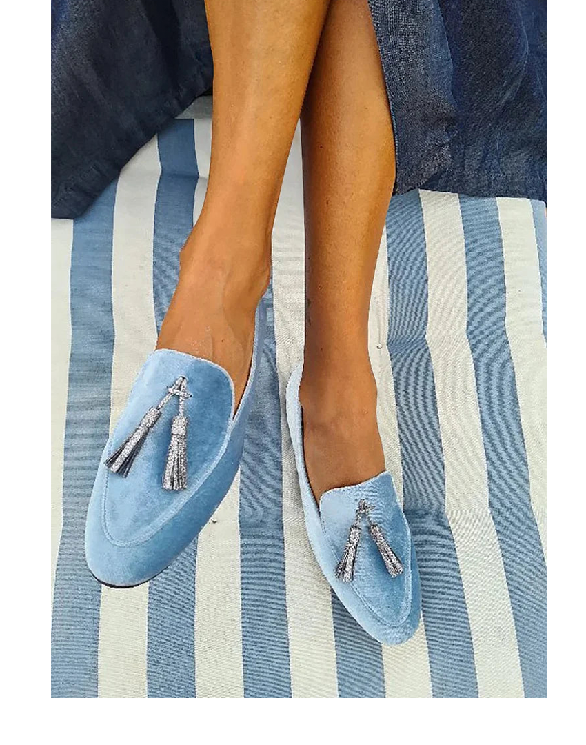 Chic women's slip-on loafers with elegant tassel detail. Comfortable flat shoes perfect for casual or everyday style.