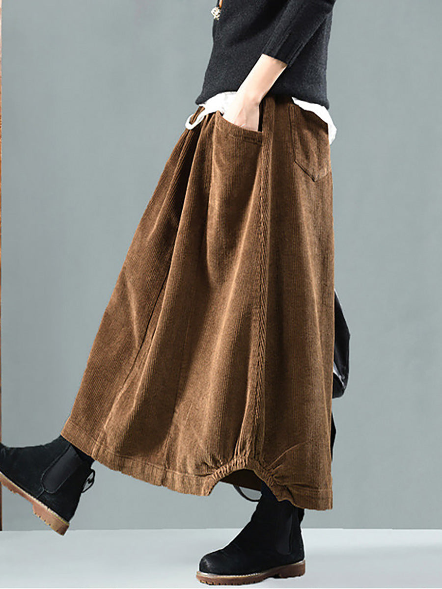 Stylish women's button-front pleated maxi skirt in a flowy design, featuring practical pockets for everyday wear.
