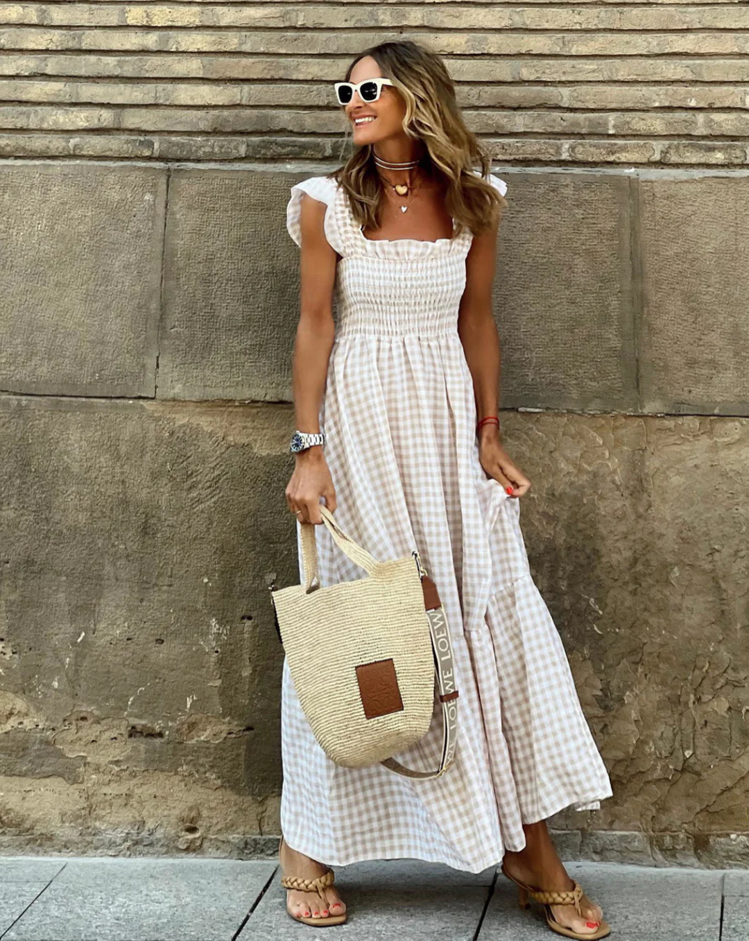 Women's smocked maxi dress in flowy fabric, perfect for casual or elegant occasions. Effortless style.