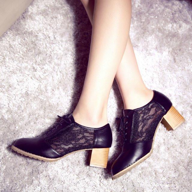 Stylish black women's lace-up fashion sneakers, featuring a comfortable breathable mesh heel for summer style.