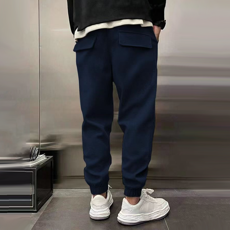 Chic men's casual pants, relaxed fit, perfect for comfortable and stylish everyday outfits.