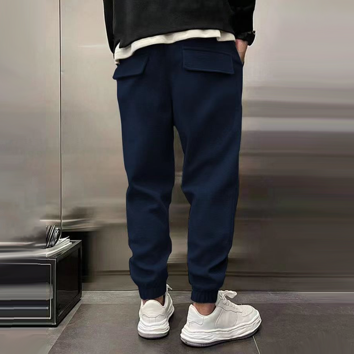 Chic men's casual pants, relaxed fit, perfect for comfortable and stylish everyday outfits.