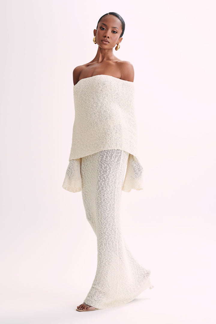 Stylish women's evening dress with off-shoulder design, a flattering long maxi for formal events.