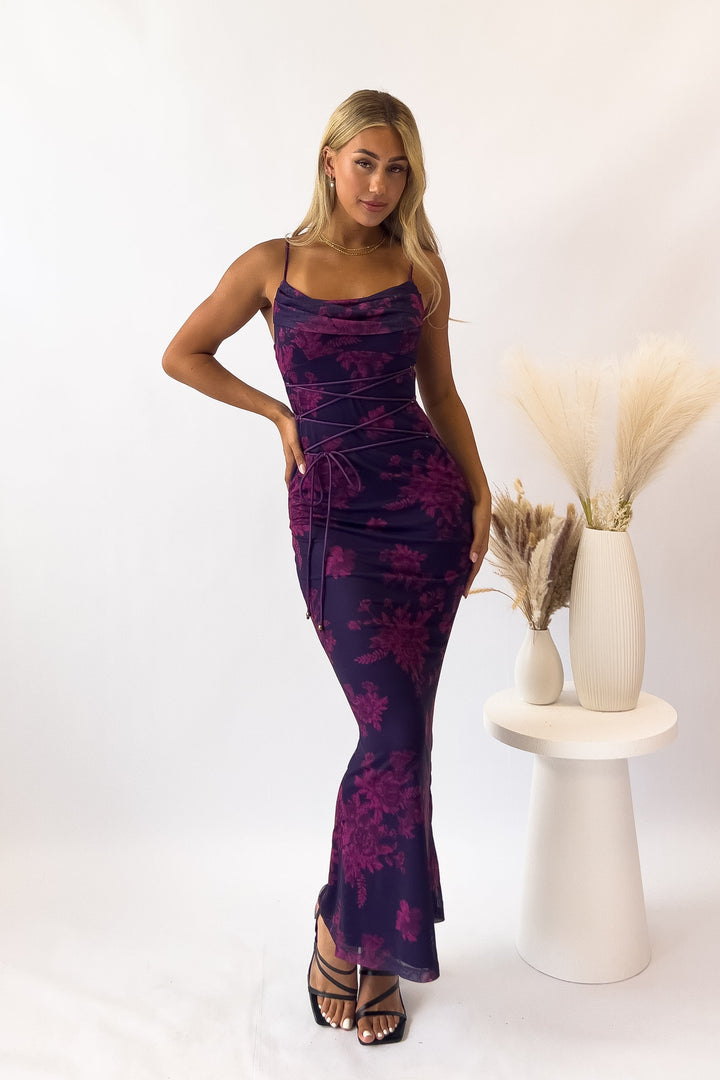 Comfortable women's long flowy maxi dress with adjustable straps, ideal for summer fashion.