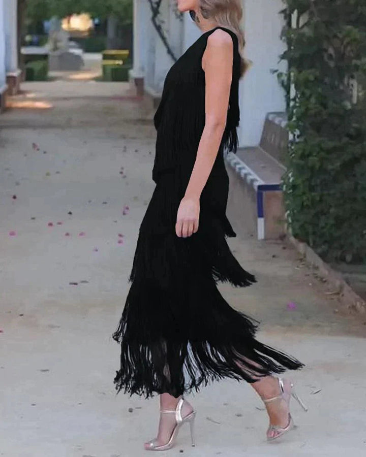 Chic women's fall/winter long dress with a flattering dropped shoulder design & elegant flow.