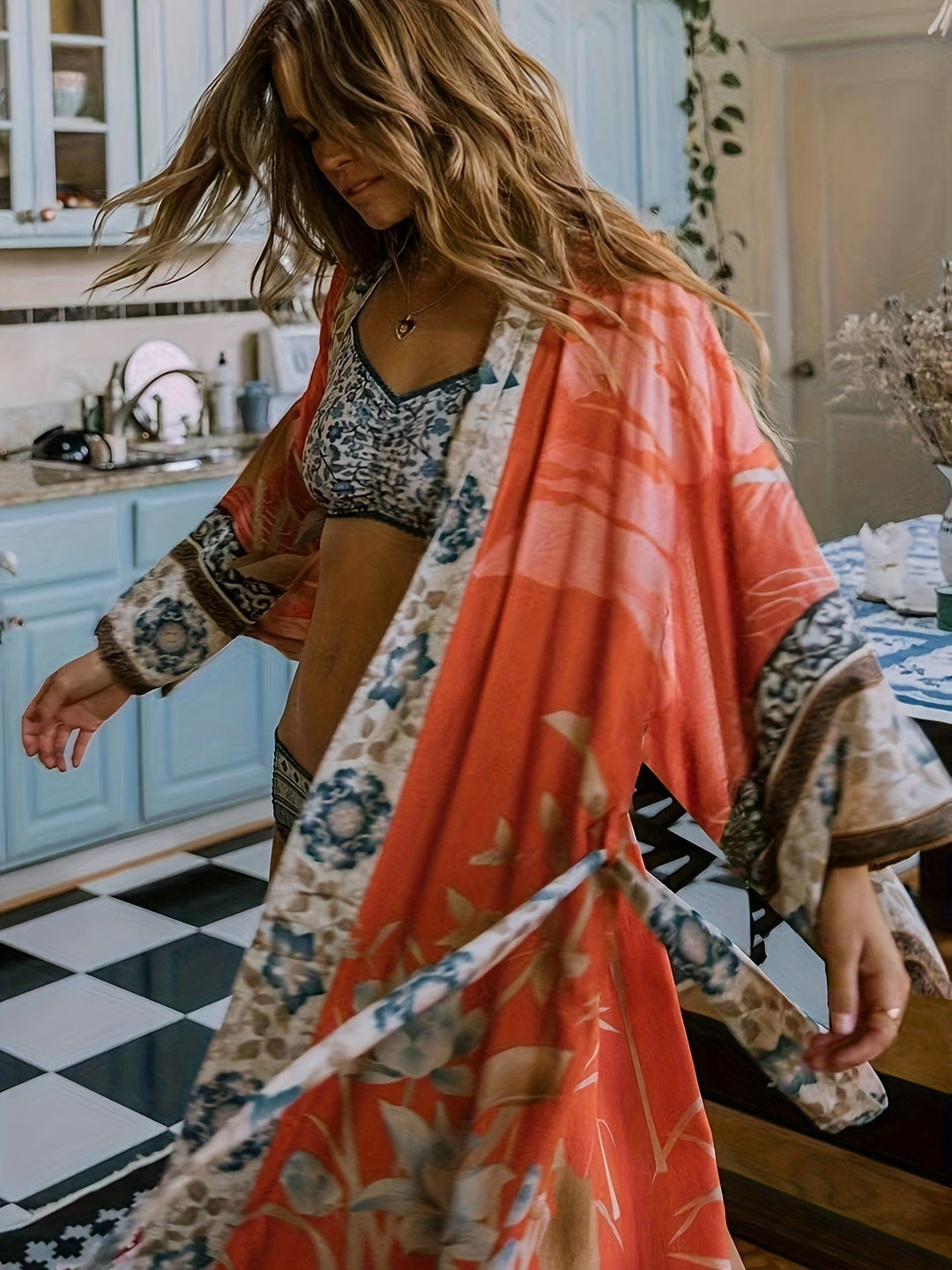 Fashionable women's kimono cardigan featuring a vibrant floral print, an elegant summer layer.